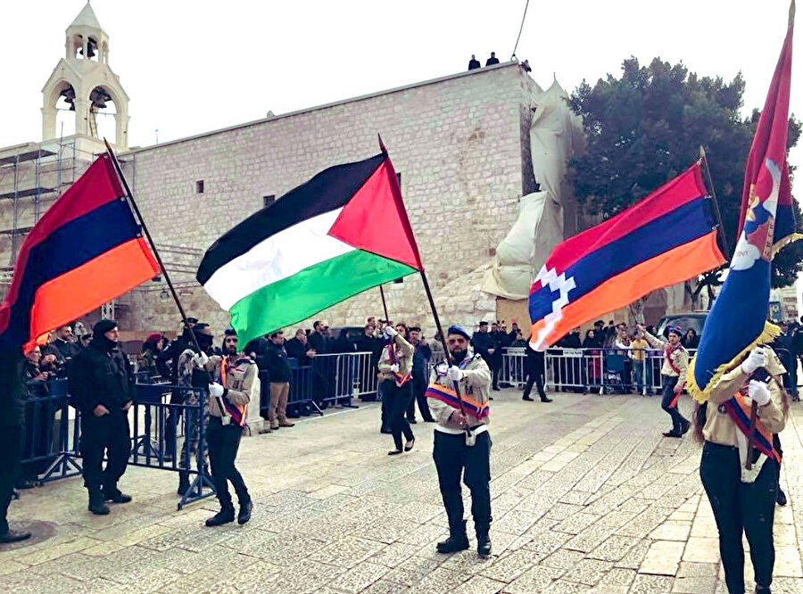 Kudüs sokaklarında Ermenistan, Filistin ve Dağlık Karabağ Cumhuriyeti’nin bayrakları yan yana.