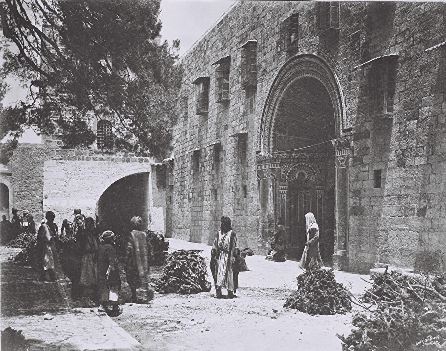 Kudüs'ün Ermeni Mahallesi'ndeki Aziz James Katedrali'nin girişi, 1914.