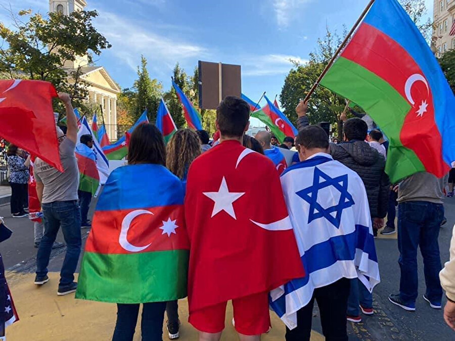 Bakü sokaklarında Azerbaycanlıların kendi bayrakları yanında İsrail bayrağı taşıması, “Azerbaycan İsrail’i destekliyor” şeklinde bir genellemeye sebep olamaz.