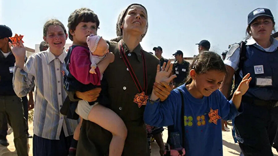 Gazze Şeridi'ndeki Gush Katif olarak bilinen yerleşim bloğunda yaşayan Yahudi yerleşimciler, İsrail birlikleri tarafından zorla yerlerinden edilmelerini protesto etmek amacıyla tişörtlerinde Davud Yıldızı da dahil olmak üzere Nazi döneminden kalma görüntüler kullanmıştı, Ağustos 2005.