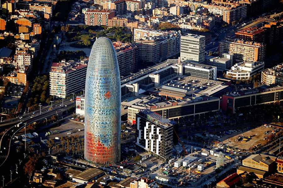 2005 yılında tamamlanan ve Barselona’da bulunan Agbar Kulesi. 