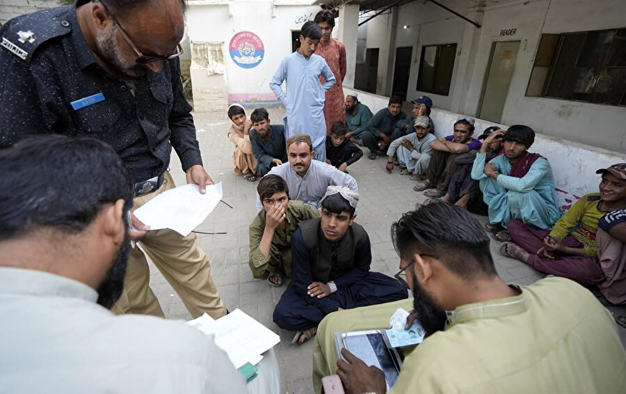 Pakistan polisi, belgeleri olmayan göçmenlerin ayrılmaları veya tutuklanmaları için verilen son sürenin ardından 1 Kasım'dan bu yana göçmenlerin belgelerini kontrol etmek için kapı kapı dolaşıyor. 