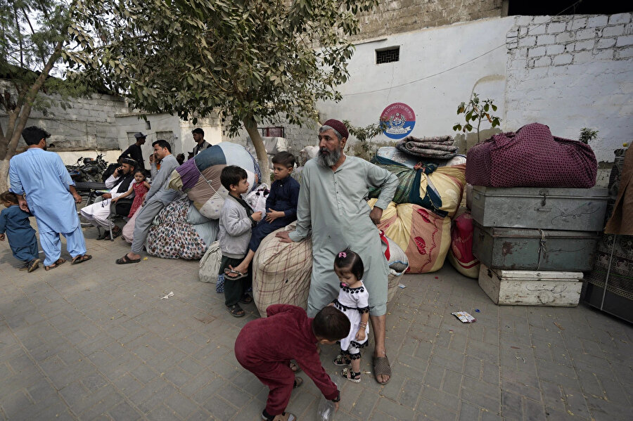 Karaçi, Pakistan'daki nakliye araçlarının anavatanları Afganistan'a doğru yola çıkmasını bekleyen Afganlar.