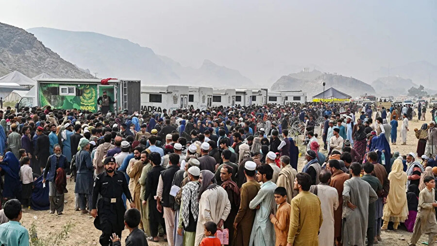 Binlerce Afganistan vatandaşı olan düzensiz göçmen, Torkham ve Çaman sınır kapılarından anayurtlarına gönderiliyor. 