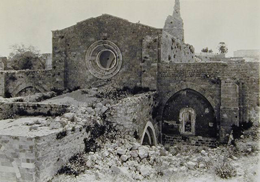 Gazze Ulu Cami, Birinci Dünya Savaşı sırasında İtilaf Devletleri'nin Gazze'deki Osmanlı mevzilerine saldırırken ağır hasar gördü. 1917 İngiliz bombardımanından sonra caminin batıya bakan orta bölümü.