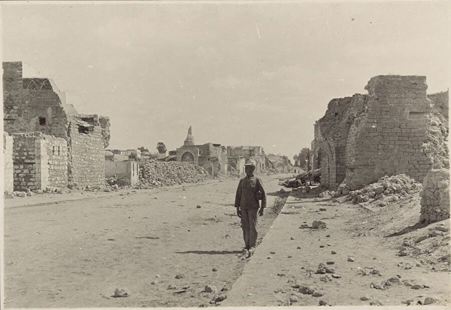 1917'deki İngiliz bombardımanından sonra Gazze Ulu Camii'nin batı cephesi.