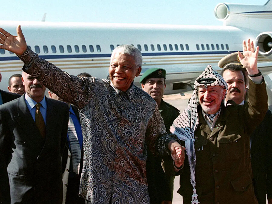 Ekim 1999'da Gazze'de Yaser Arafat'ı ziyaret eden Nelson Mandela'nın uçağı, Gazze Havaalanı'na inmişti. 1998’de hizmete açıldıktan sonra, sadece 20 ay faaliyet gösteren, sonrasında ise İsrail’in bombardımanları sonucu harabeye dönüşen havaalanı, Filistin’in bağımsızlığının ve dünyayla bağlantısının en büyük sembollerinden biriydi.
