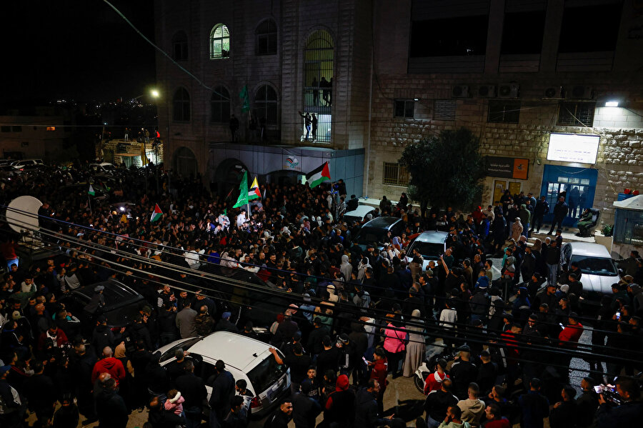 Dün akşam binlerce Filistinli, serbest bırakılan kadın ve çocuk esirleri karşılamak için Filistin ve Hamas bayraklarıyla Batı Şeria'nın Betunya Beldesi'nde toplandı.