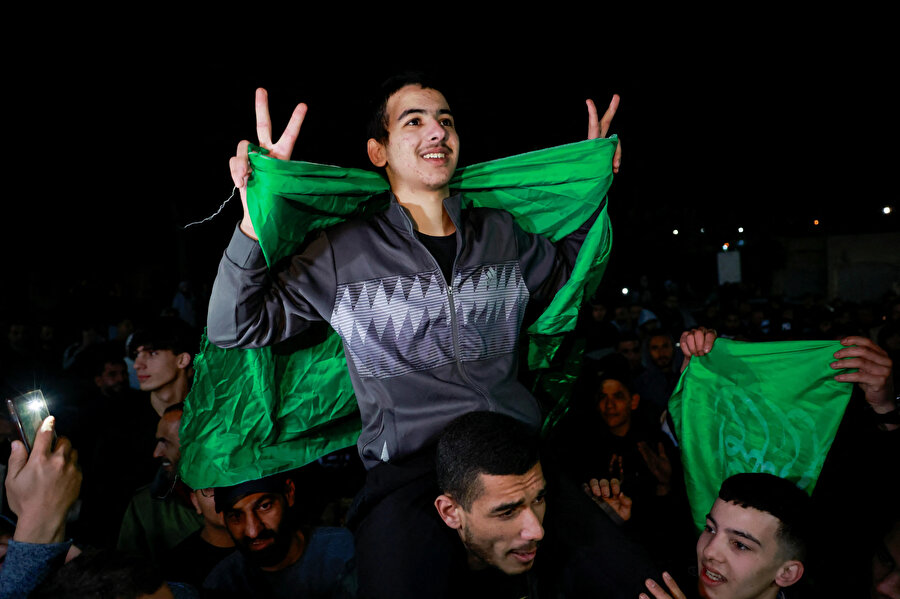 İsrail askerî hapishanesi Ofer'den serbest bırakılan genç bir Filistinli.