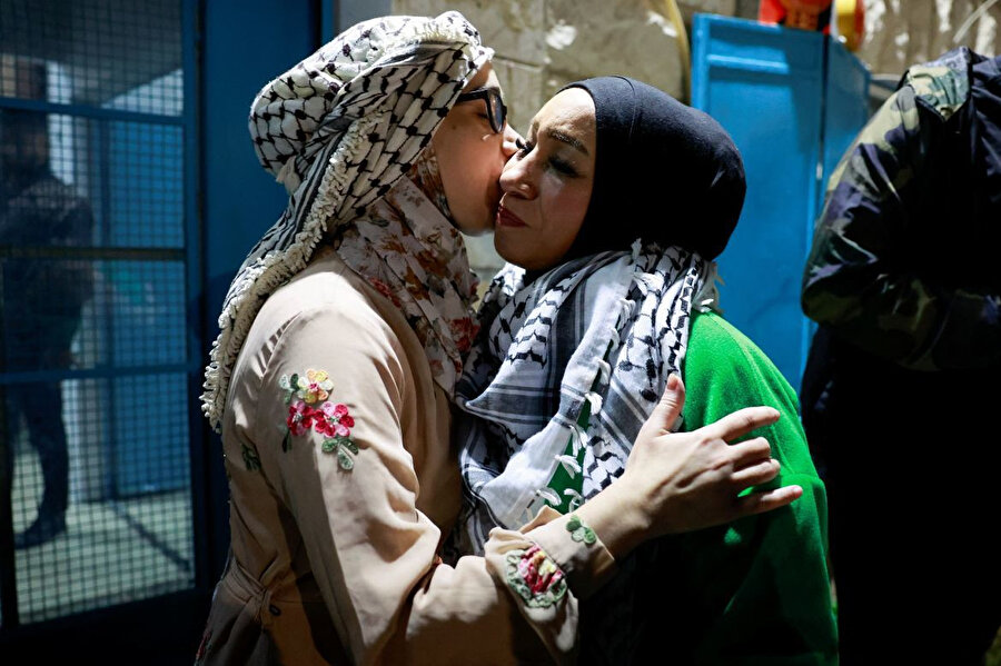 Serbest bırakılan bir Filistinli esirler, günler/aylar/yıllar sonra sevdikleriyle tekrar bir araya gelmenin mutluluğunu yaşadı.
