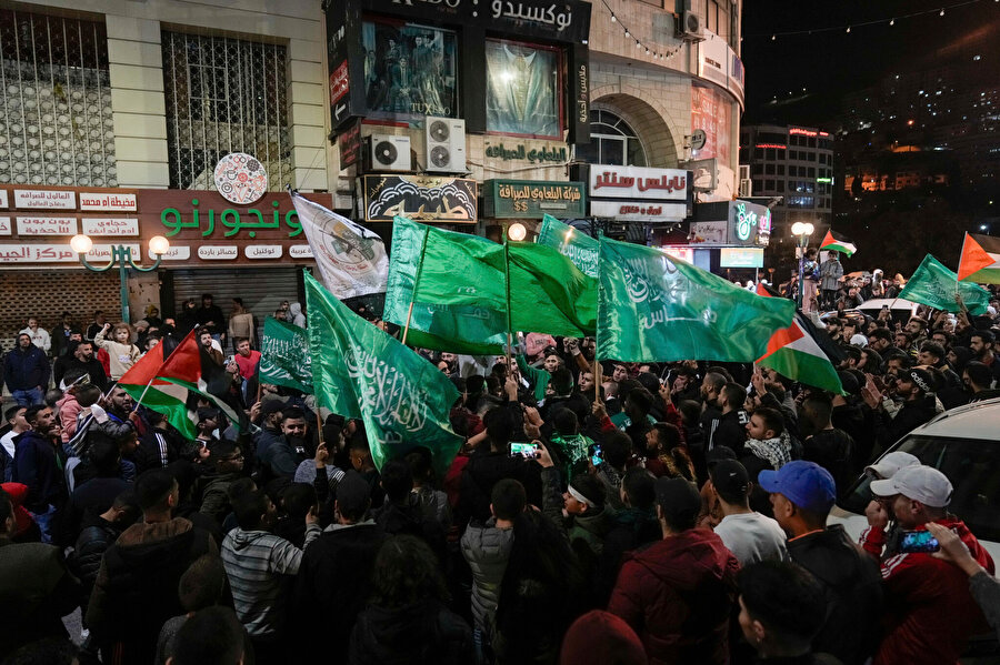 Serbest bırakılan esirler, Hamas ve Filistin bayraklarıyla karşılandı.