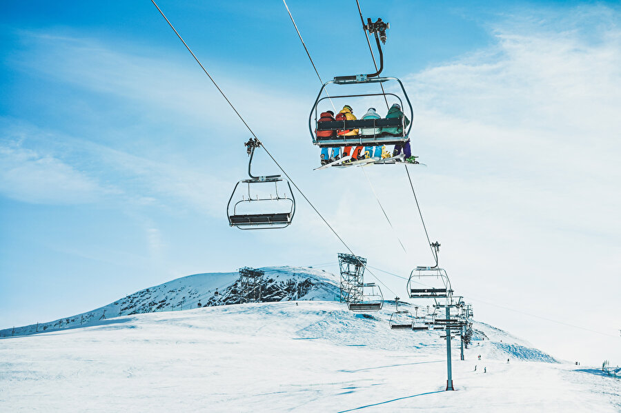 Türkiye'deki kayak merkezleri, sadece kış sporları için değil, aynı zamanda kültürel zenginlikleri keşfetmek için de mükemmel noktalar. 