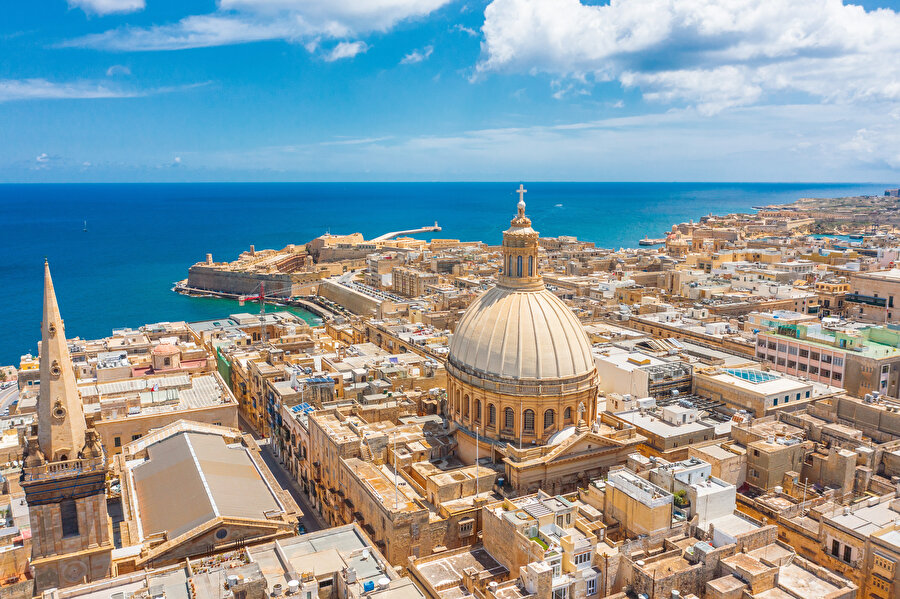 Malta'da ilk yaşayan insan belirtileri Cilalı Taş Devri’ne dayanıyor.