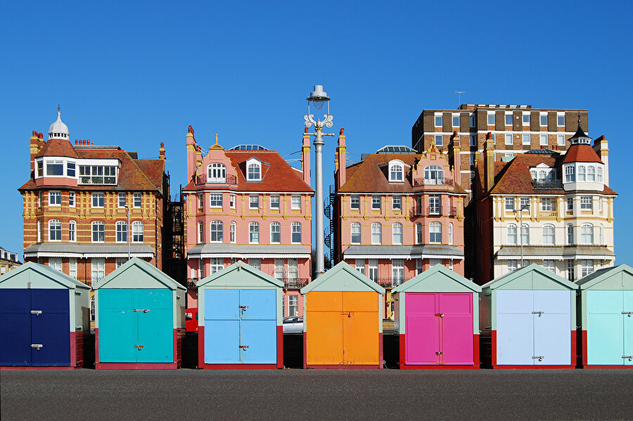 Ülkenin denize açılan kıyısı olarak bilinen Brighton, sıcak sahilleriyle turistlerin uğrak yerlerinden.