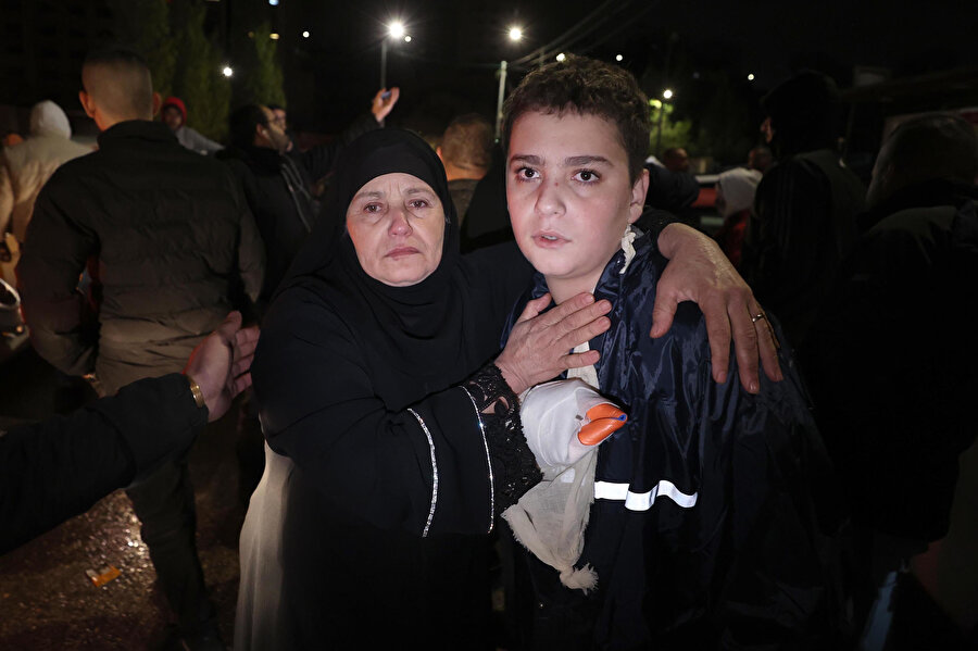 Batı Şeria'nın Cenin kentine bağlı Kabatiye beldesinde 3 ay önce tutuklanan ve hakkında 6 ay "idari tutukluluk" kararı verilen Nezzal, esir takası mutabakatı kapsamında serbest bırakılınca İsrail hapishanelerindeki durumun ne kadar acımasızca olduğunu bir kez daha gösterdi: "Hapishanede darp sonucu bilincini kaybedenler oldu. Bir esir vardı, darp nedeniyle bilincini kaybettikten sonra koğuştan çıkardılar belki de ölmüştür diye düşünüyorum, hakkında bir şey öğrenemedik. İşgal güçleri bize vahşice saldırdı. Bazılarını bilincini kaybedene dek dövdüler, bazıları işkencenin şiddetinden ağlıyordu."