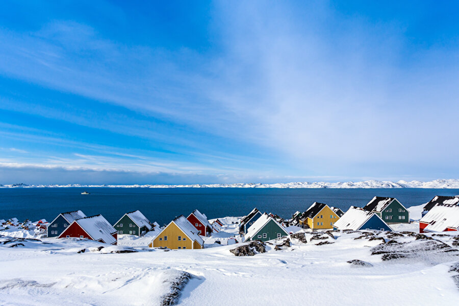 Danimarka Krallığı'na bağlı özerk bir bölge olan Grönland, dünyanın en büyük adası unvanını taşıyor. 
