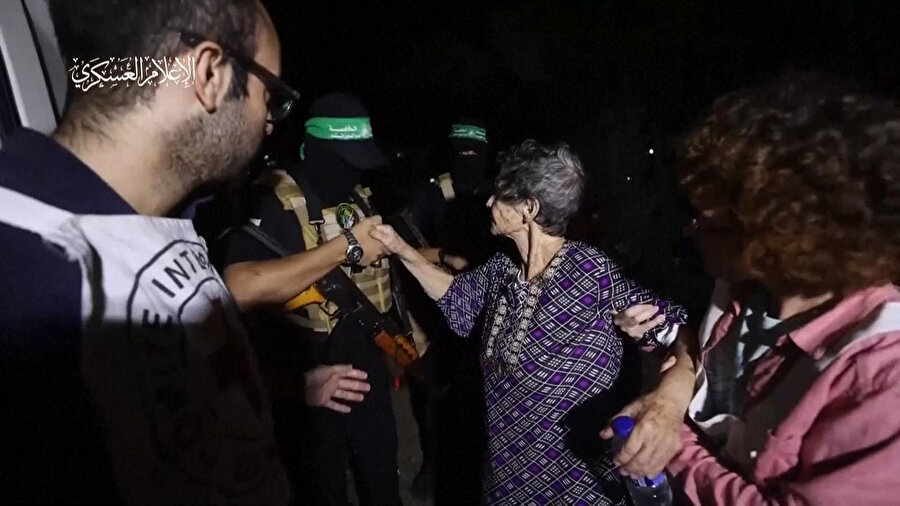 Hamas’ın serbest bıraktığı 85 yaşındaki İsrailli kadın esir Lifschitz'in Kassam Tugayları mensuplarından ayrılırken dönüp el sıkıştığı ve İbranice "Şalom" (Barış) dediği ifadeler, kameralara yansımıştı.