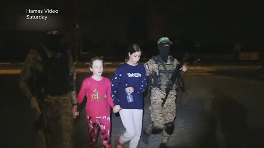 İsrailli esirlerin serbest kalırken kameralara gülümsediği ve Kassam Tugayları'na el sallayarak vedalaştığı pek çok görüntü, sosyal medya platformlarından sansürlenerek kaldırılıyor.