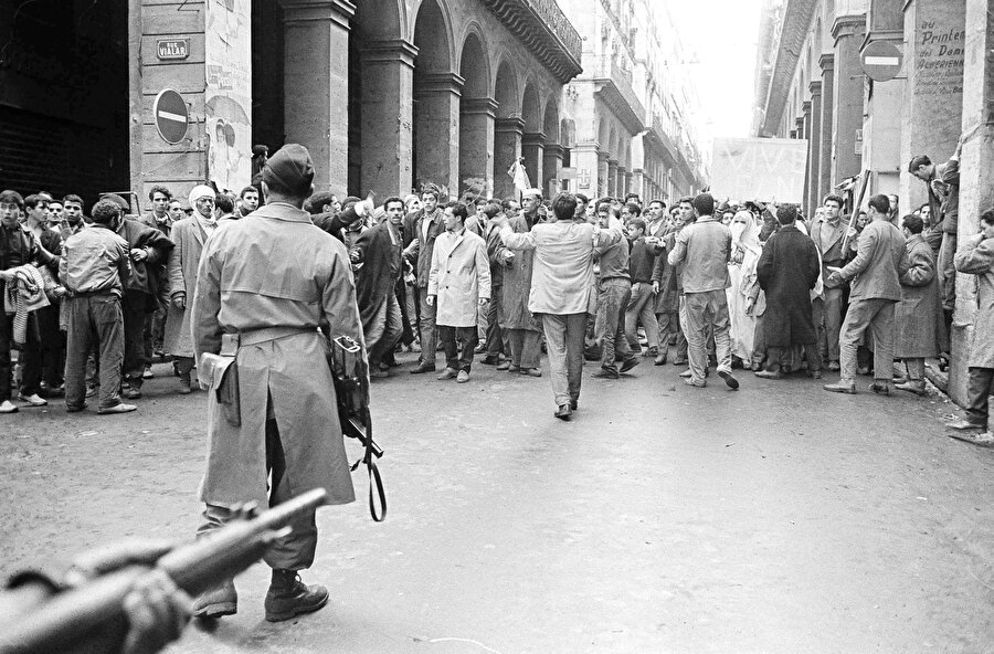 Cezayir 1962'de bağımsızlığına kavuştuğunda, 132 yıllık Fransız sömürgesine son vermiş oldu.