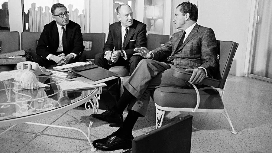 Başkan Richard Nixon (sağda), Henry Kissinger (solda) ve Dışişleri Bakanı William Rogers (ortada) ile birlikte, 9 Şubat 1969. Nixon ve Kissinger, sıklıkla, Rogers'ı büyük politika kararlarının dışında bırakırdı.