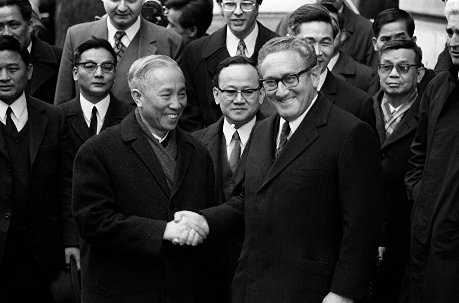 Kissinger, Vietnam Savaşı'nda ateşkes anlaşmasının imzalanmasındaki rolü nedeniyle 1973'te Nobel Barış Ödülü'nü kazandı ancak bu ödül Nobel tarihindeki en tartışmalı ödüller arasında yerini aldı.