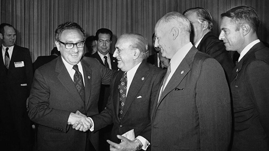 Pek çok kişi Kissinger'ı dehası ve engin deneyimi nedeniyle överken, diğerleri onu özellikle Latin Amerika'daki anti-komünist diktatörlüklere verdiği destek nedeniyle bir savaş suçlusu olarak damgaladı.