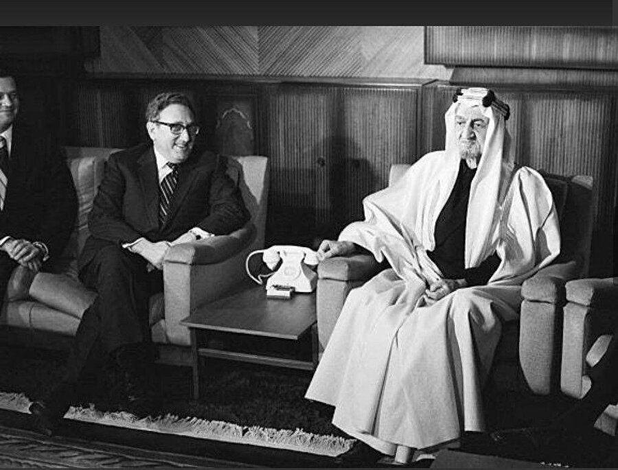 Amerikan Dışişleri Bakanı Henry Kissinger, Kral Faysal ile ambargoyu bitirmesi konusunda görüşmek için Suudi Arabistan’a gelmişti.