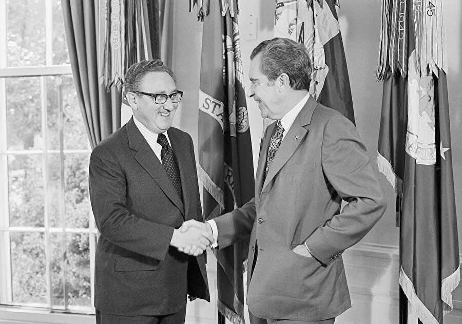 Nixon'un Vietnam Savaşı'nı sona erdirme vaadi 1968 başkanlık seçimlerini kazanmasına yardımcı olunca Kissinger'ı ulusal güvenlik danışmanı olarak Beyaz Saray'a getirdi.