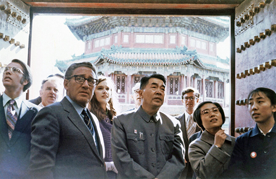 Kissinger, Nixon'ın 1972'de Çin'e ve Sovyetler Birliği'ne tarihî ziyaretlerini organize eden isimdi. Bu ziyaretler ABD'nin komünist güçlerle gerilimi azaltmayı öngeren yumuşa politikasının ilk adımlarıydı.