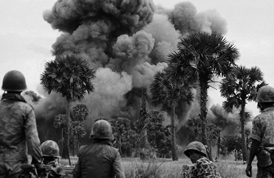 Kissinger'ın Ulusal Güvenlik Danışmanı olarak görev yaptığı dönemde, Kamboçya'nın başkenti Phnom Penh yakınlarına ABD uçakları tarafından atılan bombalardan dumanlar yükseliyor, 25 Temmuz 1973.
