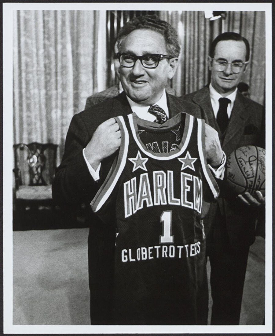Dünyayı dolaşan Henry Kissinger, 1976'da Harlem Globetrotters basketbol takımının onursal üyesi olmuştu.