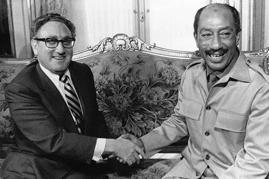 Mısır Cumhurbaşkanı Enver Sedat, ABD Dışişleri Bakanı Henry Kissinger ile birlikte Ortadoğu savaşı için bir barış formülü bulma çabasıyla 1973'te Kahire'deki Tahira Sarayı'nda yapılan bir toplantıda.