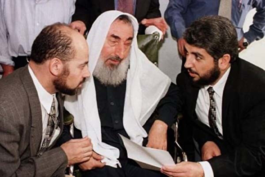 İslâmî Direniş Hareketi Hamas'ın kurucusu ve lideri Şeyh Ahmed Yasin, hareketin iki etkin ismi olarak görülen Hâlid Meşal ve Musa Ebu Merzuk ile birlikte.