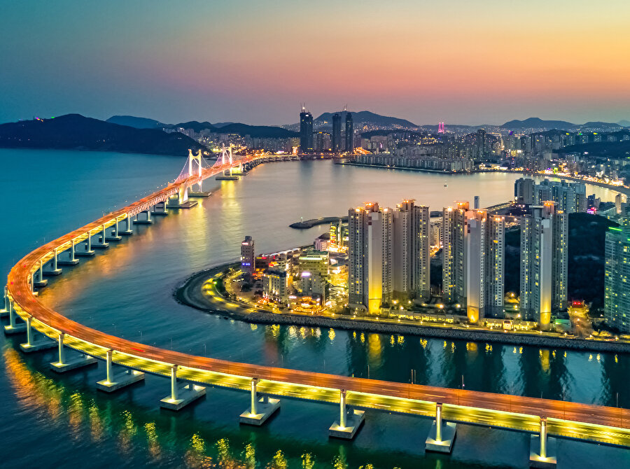 Ülkenin güneydoğusunda yer alan Busan, ikinci büyük şehir.
