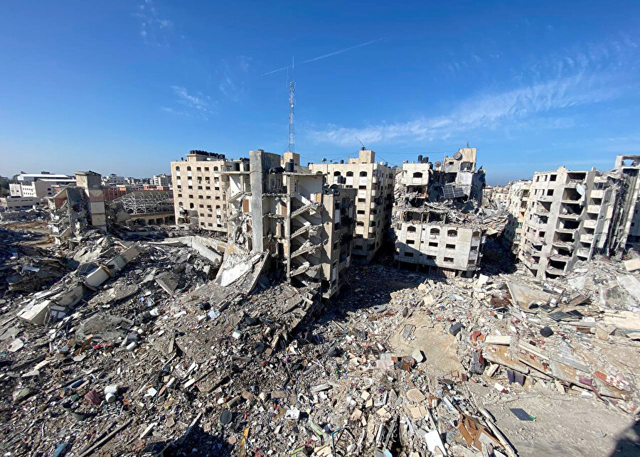 İsrail'in abluka altındaki Gazze Şeridi'ne yönelik saldırılarında enkaz yığınına dönen Gazze'nin kuzeyindeki Tel el-Hava bölgesindeki yıkım.