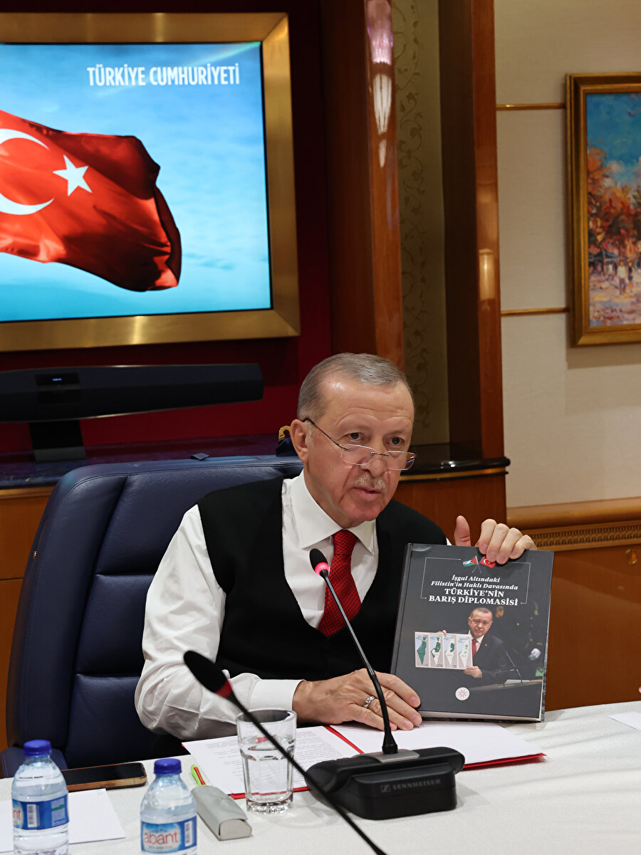Cumhurbaşkanı Erdoğan, BAE dönüşü uçakta gazetecilerin sorularını yanıtladı
