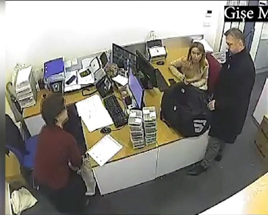 2 milyon 490 bin dolar çekilerek "sistem" olarak adlandırılan organizasyona teslim edildiği öne sürüldü.