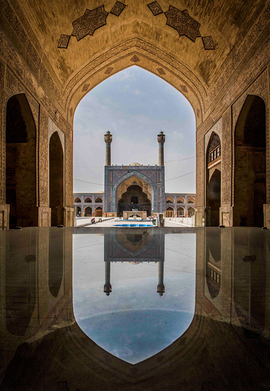 İsfahan'da farklı zaman ve devletlerden kalan mimari yapıların büyük çoğunluğu Türk sanat tarihinin da bir parçası konumunda.