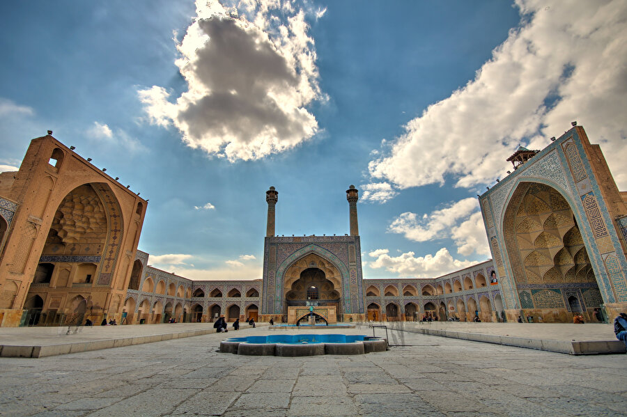 İsfahan Ulu Camii'nin 771 yılından 20. yüzyılın sonlarına kadar devam eden inşaatı, yeniden yapılanma, ilaveler ve yenilemelerin sonucunda bugünkü halini almıştır.