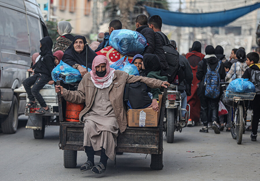 İsrail'in yoğun saldırıları nedeniyle yaşadıkları bölgeleri terk eden Filistinliler.