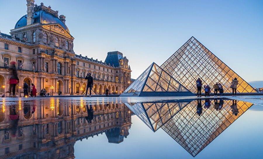 Fransa’nın sembollerinden biri de Louvre Müzesi. 