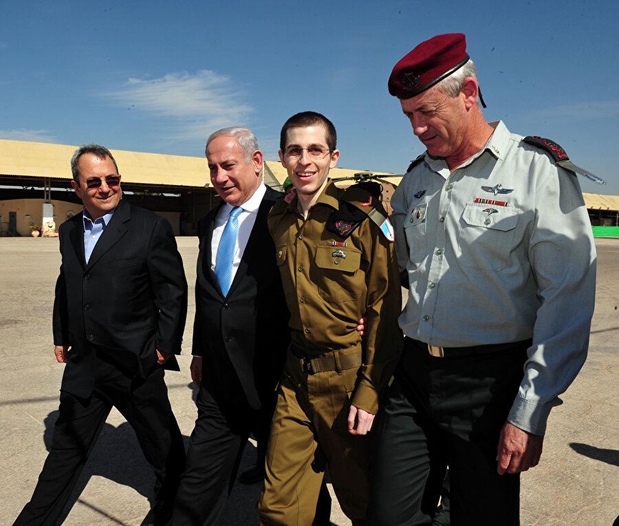 Serbest bırakılan İsrail askeri Gilad Şalit, İsrail Başbakanı Benyamin Netanyahu, Savunma Bakanı Ehud Barak ve İsrail Genelkurmay Başkanı Korgeneral Benny Gantz ile birlikte İsrail'in güneyindeki Tel Nof Hava üssünde, 18 Ekim 2011.