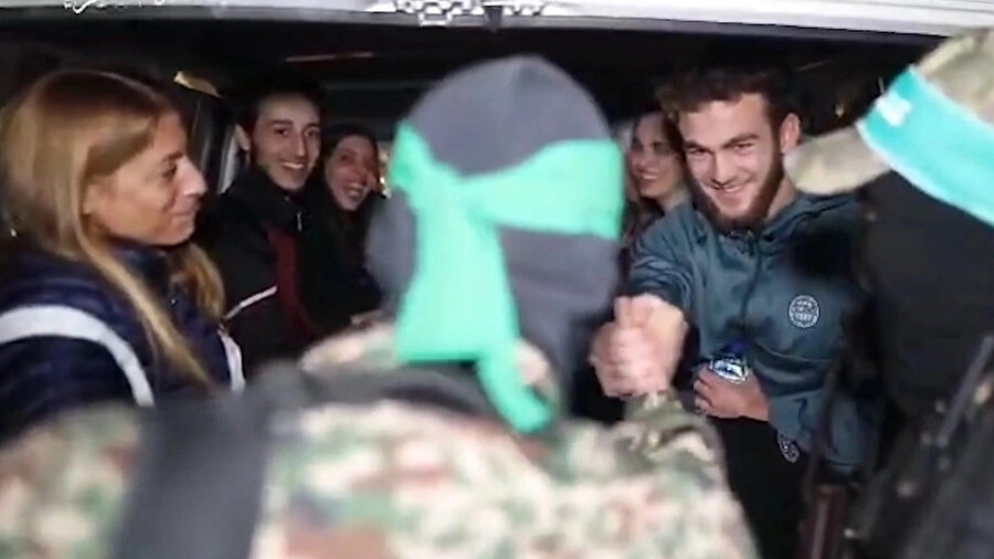 Kassam Tugayları tarafından serbest bırakıldıktan sonra askerlerler gülüp tokalaşan İsrailli esirler.