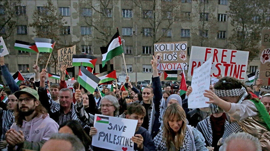 Hırvatistan'da yüzlerce kişi Filistin'e destek için miting düzenledi ve İsrail’in Gazze’ye yönelik saldırılarına son verilmesi çağrısında bulundu.