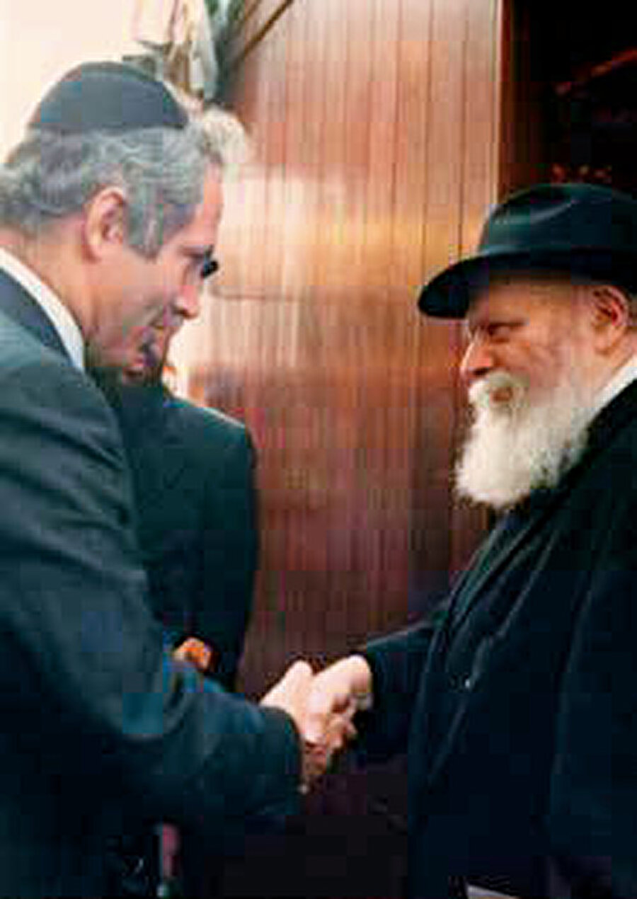 Netanyahu, Haham Menachem Mendel Schneerson ile birlikte.