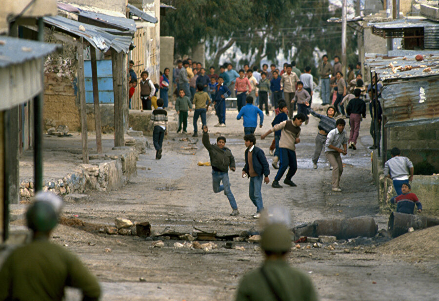 Filistin'le özdeşleşen intifada, “ayaklanma, patlama, kalkışma” anlamlarına geliyor.