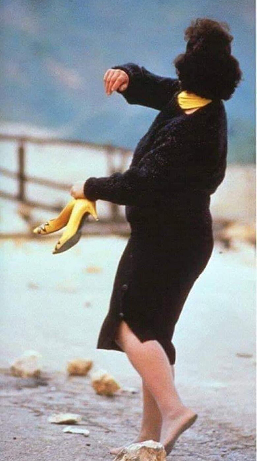 Sarı topuklu ayakkabılarını eline alarak taş adan Filistinli bir kadının bu fotoğrafı, Birinci İntifada'nın en ikonik fotoğraflarından biri.