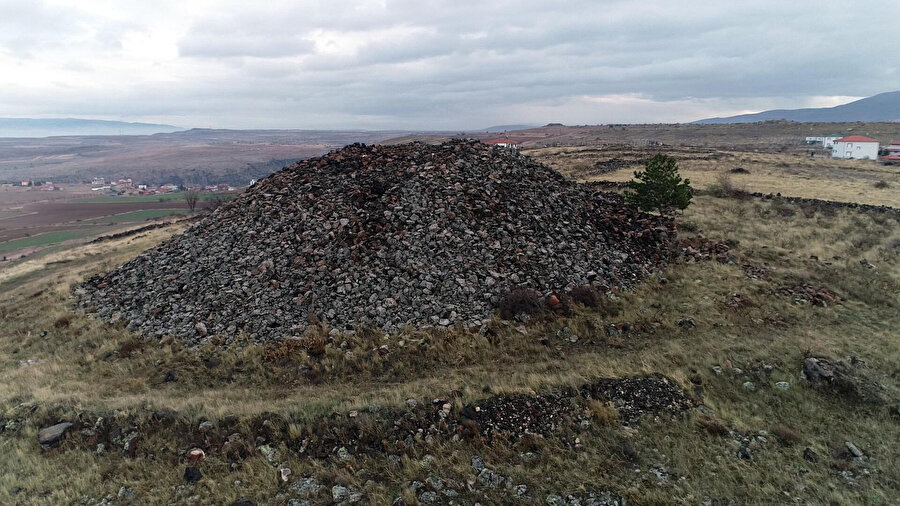 Kayseri'de binlerce yıllık tümülüsler, definecilerin tahribatına uğradı