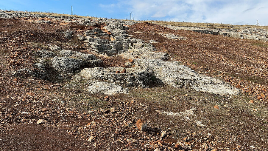 Perre Antik Kenti'ndeki kazılarda oda ve tuğla mezarlar ortaya çıktı