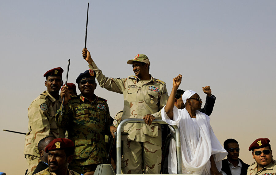 Sudan hükümetinin uluslararası topluma "terörist grup" olarak kabul etmesi çağrısında bulunduğu HDK, 15 Nisan'da patlak veren iç savaş öncesinde sisteme entegrasyonu henüz tamamlanmamış askerî bir güçtü.